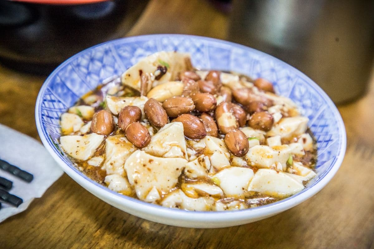早上8點就客滿!台中人最愛「現拉手擀麵」雨天撐傘也要排,蒜香濃郁太誘人 早上8點就客滿!台中人最愛「現拉手擀麵」雨天撐傘也要排,蒜香濃郁太誘人