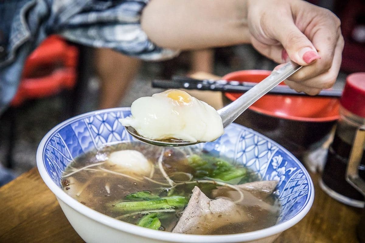 早上8點就客滿!台中人最愛「現拉手擀麵」雨天撐傘也要排,蒜香濃郁太誘人 早上8點就客滿!台中人最愛「現拉手擀麵」雨天撐傘也要排,蒜香濃郁太誘人