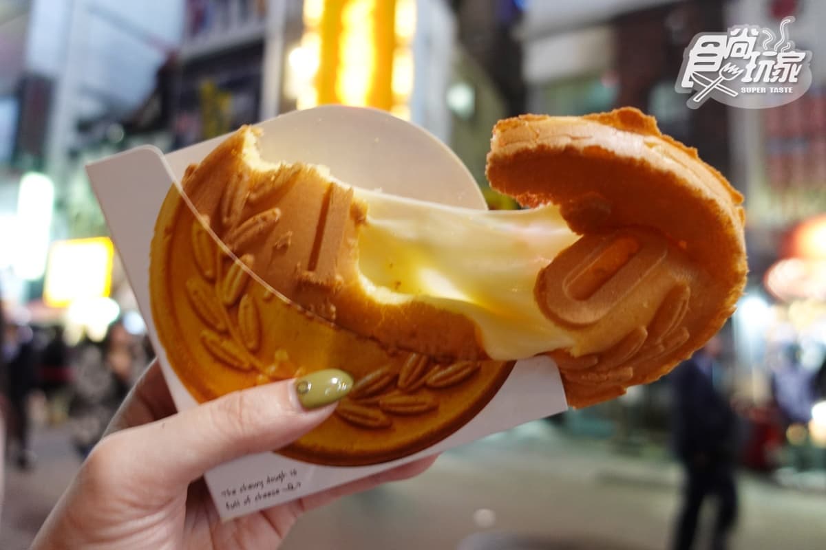 大阪街頭美食直擊!日本夯爆「法式千層酥」這口味必點、會牽絲的10円麵包 大阪街頭美食直擊!日本夯爆「法式千層酥」這口味必點、會牽絲的10円麵包
