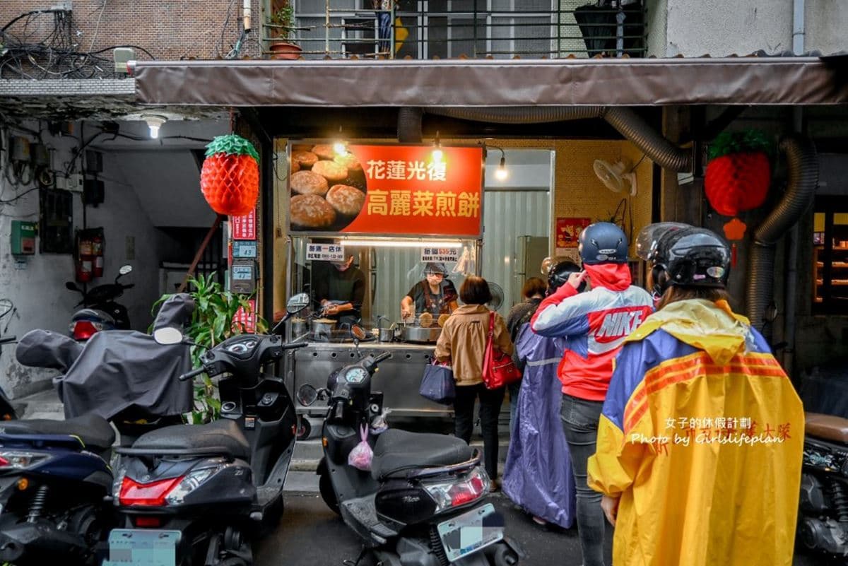 花蓮名攤登陸板橋!巨大「黃金高麗菜煎餅」內行1次掃10個,雨天排隊也要嗑 花蓮名攤登陸板橋!巨大「黃金高麗菜煎餅」內行1次掃10個,雨天排隊也要嗑