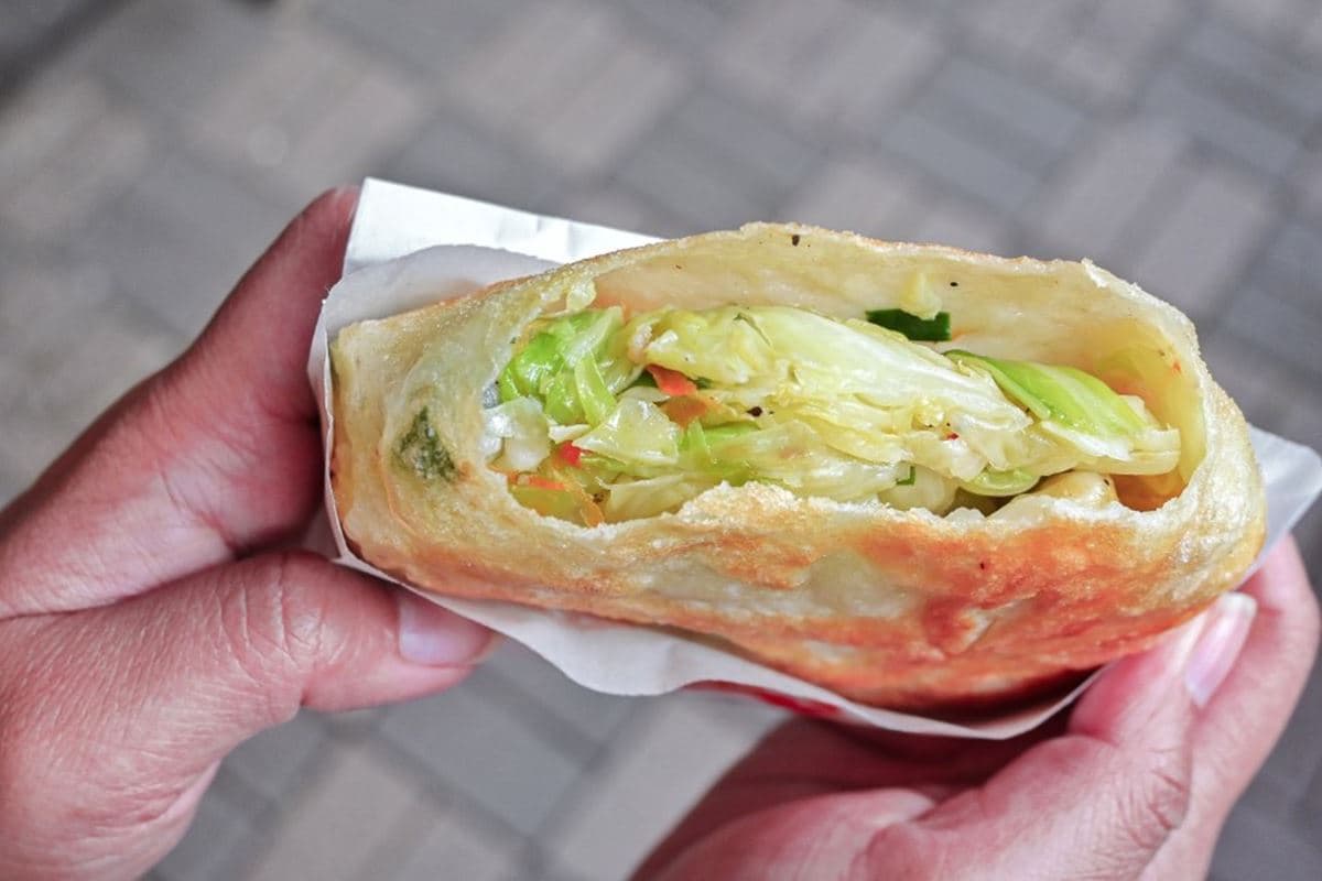 花蓮名攤登陸板橋!巨大「黃金高麗菜煎餅」內行1次掃10個,雨天排隊也要嗑 花蓮名攤登陸板橋!巨大「黃金高麗菜煎餅」內行1次掃10個,雨天排隊也要嗑