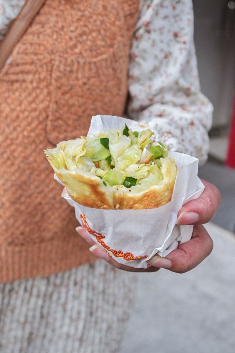 花蓮名攤登陸板橋!巨大「黃金高麗菜煎餅」內行1次掃10個,雨天排隊也要嗑 花蓮名攤登陸板橋!巨大「黃金高麗菜煎餅」內行1次掃10個,雨天排隊也要嗑