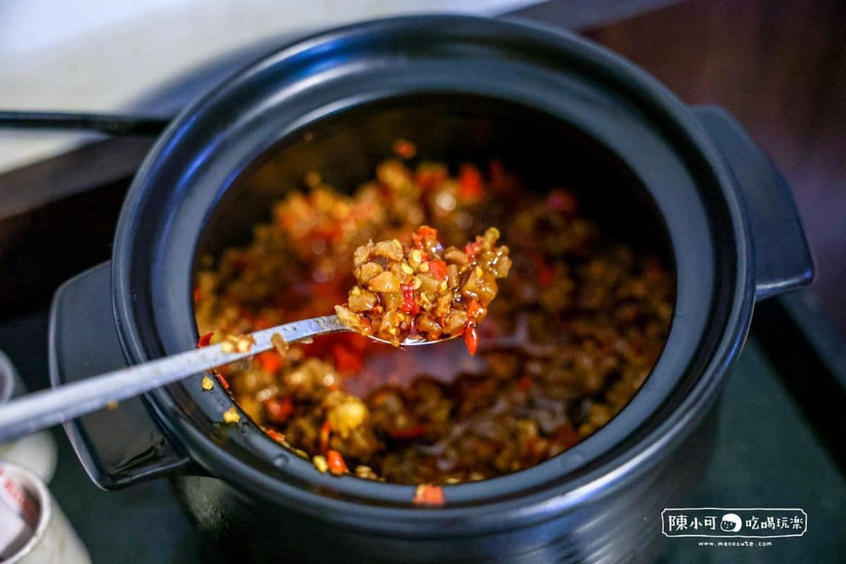 半熟蛋瀑布太犯規!板橋市場「排隊雞肉飯」號稱台北前三強,鋪滿油蔥超銷魂 半熟蛋瀑布太犯規!板橋市場「排隊雞肉飯」號稱台北前三強,鋪滿油蔥超銷魂