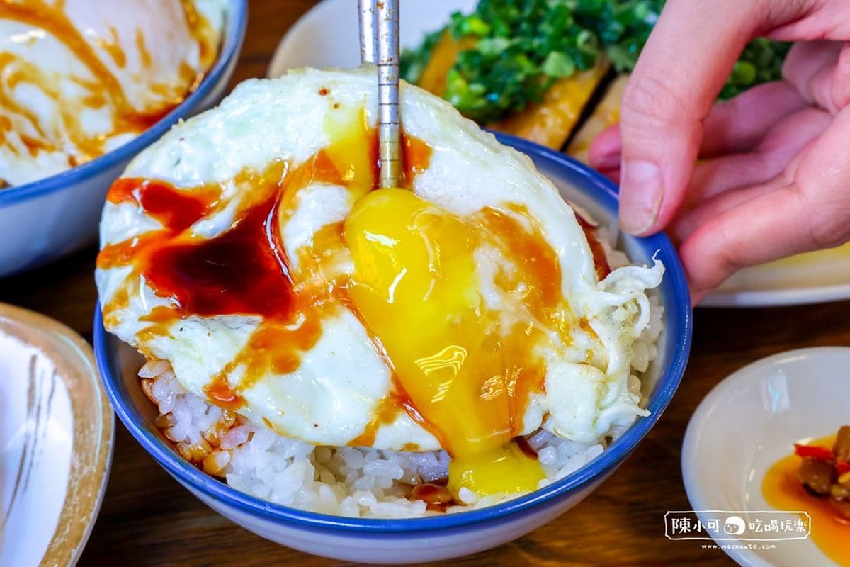 半熟蛋瀑布太犯規!板橋市場「排隊雞肉飯」號稱台北前三強,鋪滿油蔥超銷魂 半熟蛋瀑布太犯規!板橋市場「排隊雞肉飯」號稱台北前三強,鋪滿油蔥超銷魂