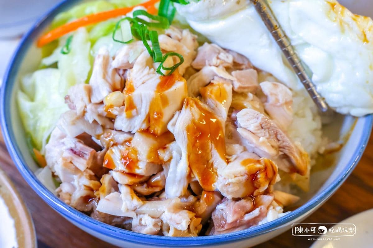 半熟蛋瀑布太犯規!板橋市場「排隊雞肉飯」號稱台北前三強,鋪滿油蔥超銷魂 半熟蛋瀑布太犯規!板橋市場「排隊雞肉飯」號稱台北前三強,鋪滿油蔥超銷魂