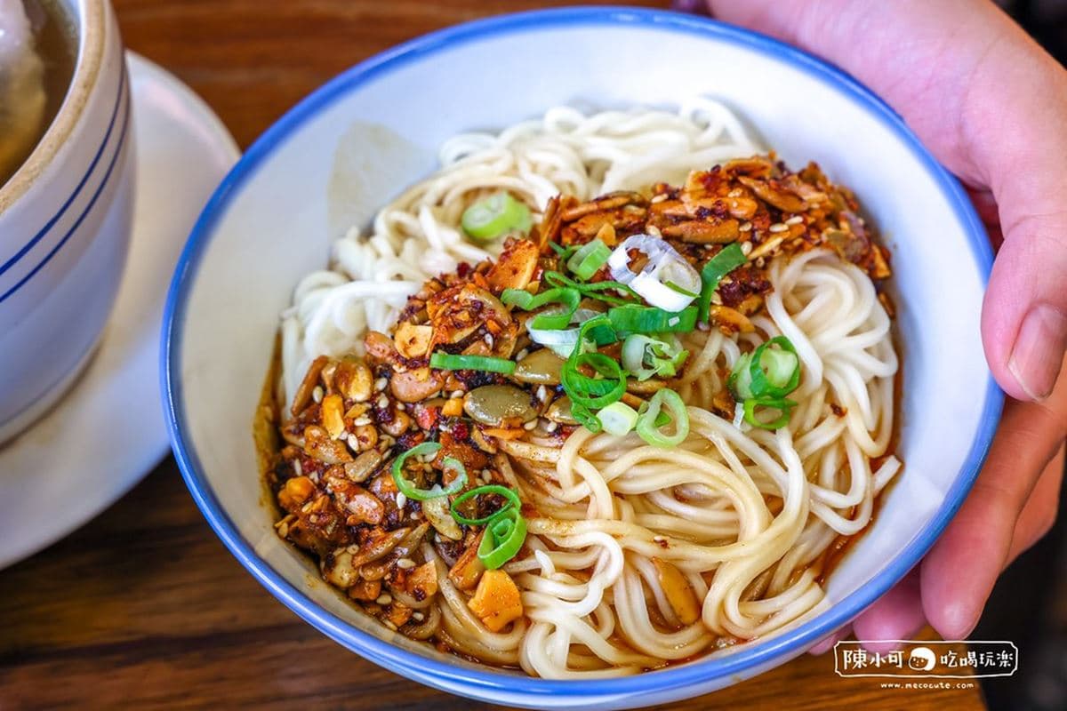 半熟蛋瀑布太犯規!板橋市場「排隊雞肉飯」號稱台北前三強,鋪滿油蔥超銷魂 半熟蛋瀑布太犯規!板橋市場「排隊雞肉飯」號稱台北前三強,鋪滿油蔥超銷魂
