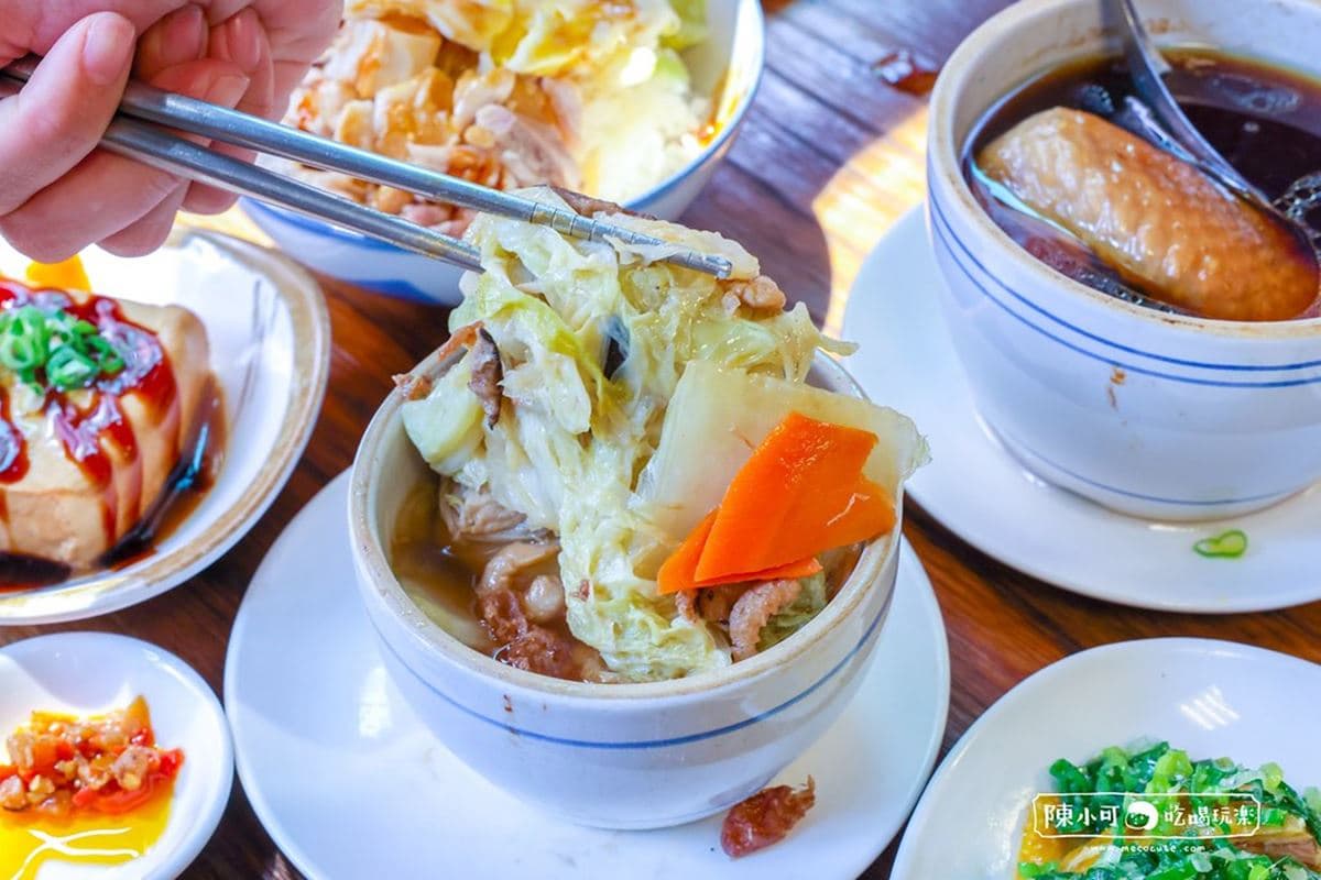 半熟蛋瀑布太犯規!板橋市場「排隊雞肉飯」號稱台北前三強,鋪滿油蔥超銷魂 半熟蛋瀑布太犯規!板橋市場「排隊雞肉飯」號稱台北前三強,鋪滿油蔥超銷魂