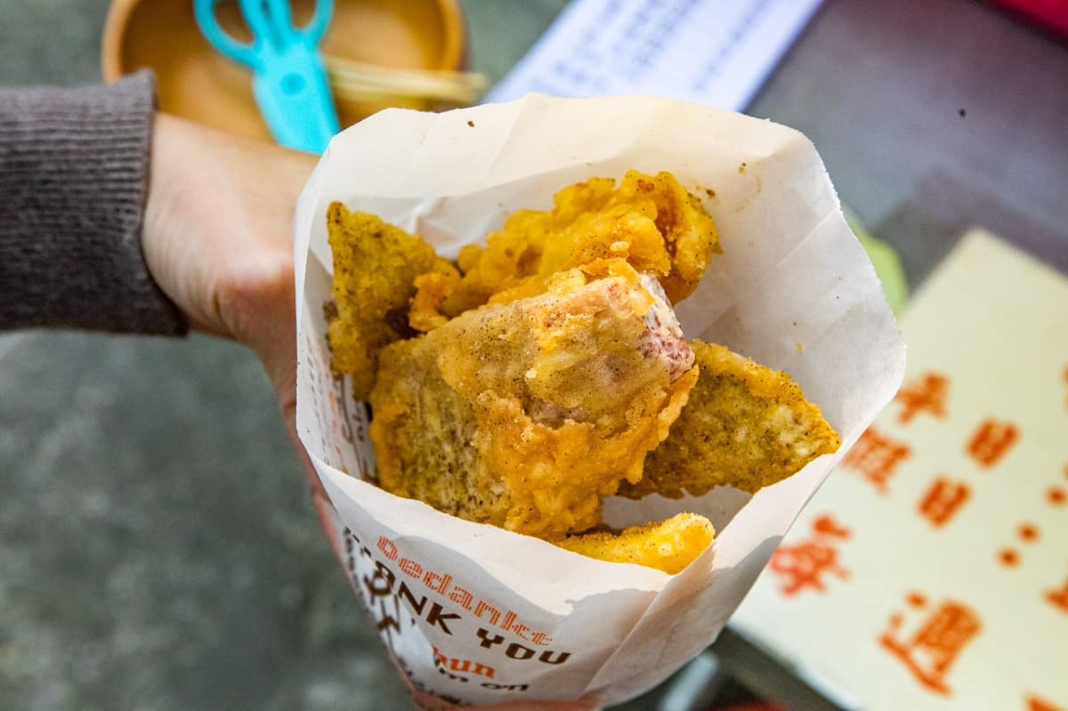 爆量韭菜塞到滿!廟口蚵嗲霸氣給料不手軟,「鯊魚口味」只在這裡吃得到 爆量韭菜塞到滿!廟口蚵嗲霸氣給料不手軟,「鯊魚口味」只在這裡吃得到