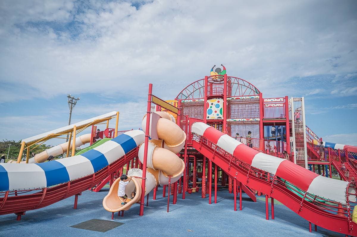 免費玩「沖繩最強公園」!佔地萬坪玩翻「7座巨型滑梯」,還能邊划船邊餵魚 免費玩「沖繩最強公園」!佔地萬坪玩翻「7座巨型滑梯」,還能邊划船邊餵魚