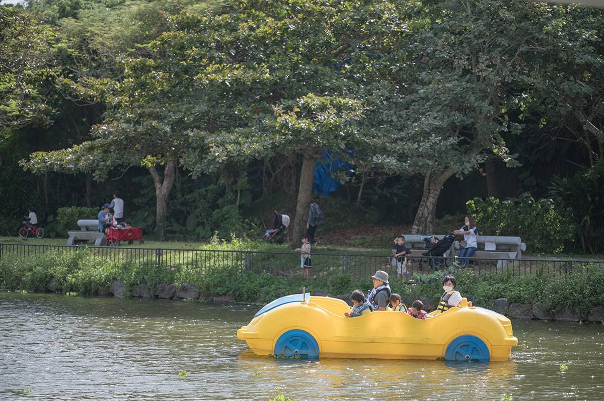 免費玩「沖繩最強公園」!佔地萬坪玩翻「7座巨型滑梯」,還能邊划船邊餵魚 免費玩「沖繩最強公園」!佔地萬坪玩翻「7座巨型滑梯」,還能邊划船邊餵魚