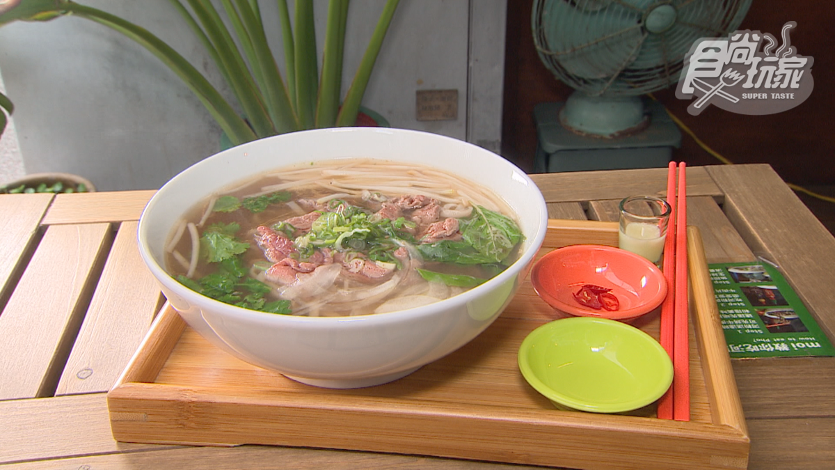 秒飛越南度假!夜市夯翻「生牛肉河粉」現身台中街頭,高湯現燙肉質超軟嫩