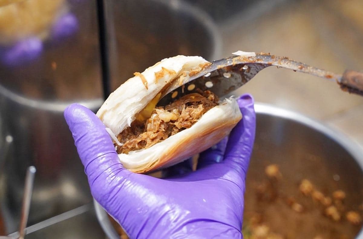 霸氣塞料不手軟!IG夯翻「超炸餡肉夾饃」是這家,皮脆肉香日本人也搶排隊 霸氣塞料不手軟!IG夯翻「超炸餡肉夾饃」是這家,皮脆肉香日本人也搶排隊