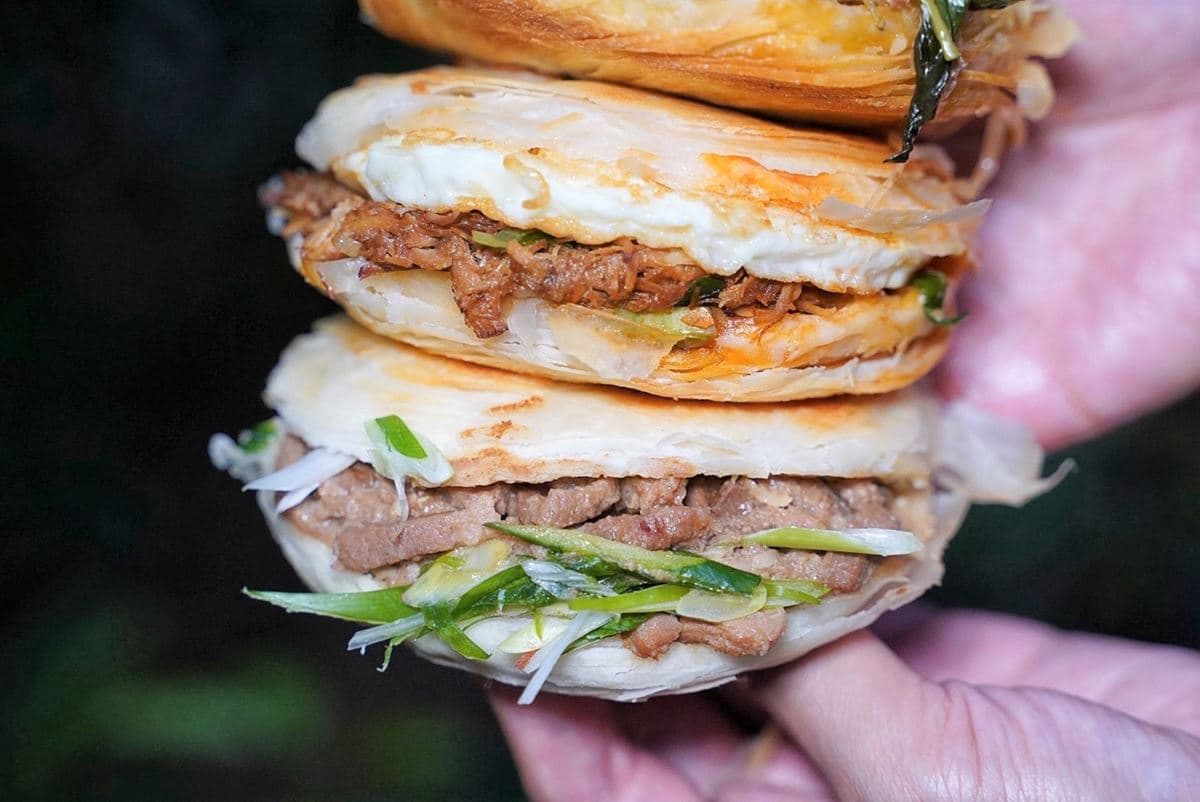 霸氣塞料不手軟!IG夯翻「超炸餡肉夾饃」是這家,皮脆肉香日本人也搶排隊 霸氣塞料不手軟!IG夯翻「超炸餡肉夾饃」是這家,皮脆肉香日本人也搶排隊