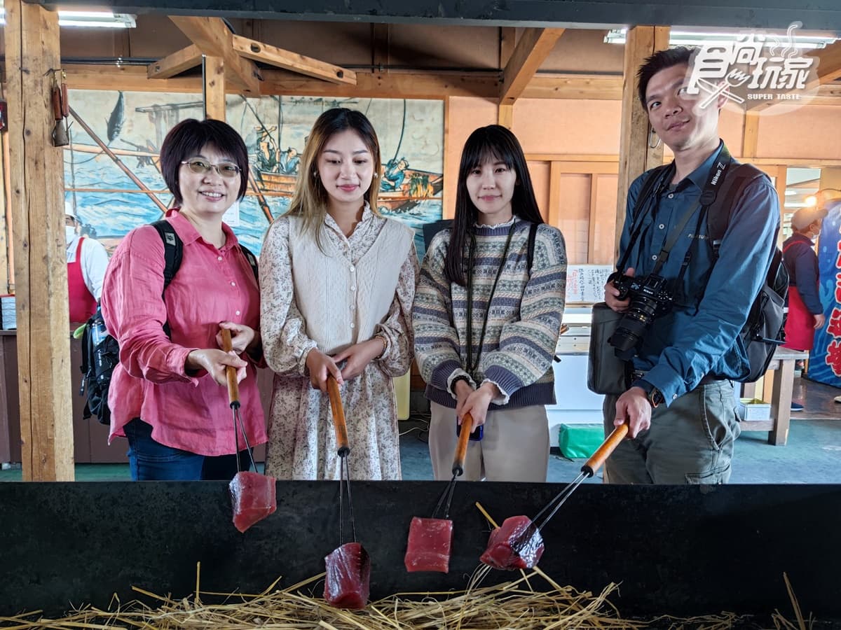 這不是熱炒啦!超浮誇「火焰稻草生魚片」,整塊厚燒還可以DIY 這不是熱炒啦!超浮誇「火焰稻草生魚片」,整塊厚燒還可以DIY