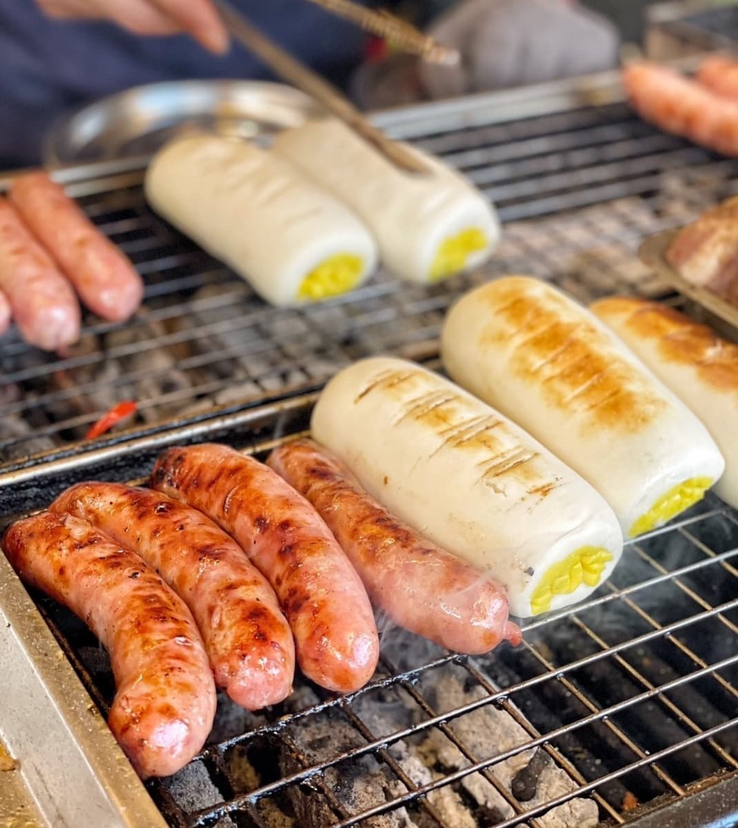 銅板價爽吃!北中部5爆量手拿美食:炸餡肉夾饃、蔥油餅包飯糰、銀絲卷香腸 銅板價爽吃!北中部5爆量手拿美食:炸餡肉夾饃、蔥油餅包飯糰、銀絲卷香腸