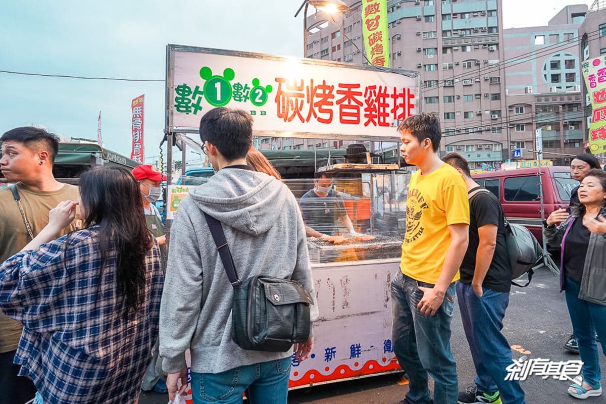 「台積100股」套圈圈天花板在這!精誠夜市全攻略:必排7家美食、逛暴紅遊戲攤 中台灣夜市爭霸戰!旱溪夜市VS.精誠夜市6網推必吃:蚊香吉拿棒、蜜汁烤雞排