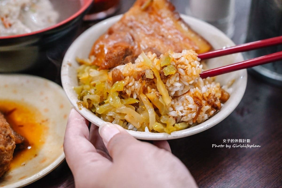高雄超強排隊宵夜場!「古早味滷肉飯」夜市飄香60年,鹹甜醬汁配酸菜太唰嘴 高雄超強排隊宵夜場!「古早味滷肉飯」夜市飄香60年,鹹甜醬汁配酸菜太唰嘴