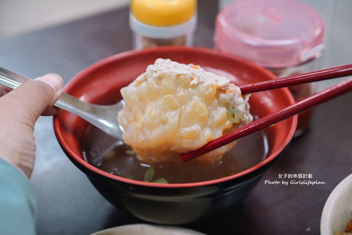 高雄超強排隊宵夜場!「古早味滷肉飯」夜市飄香60年,鹹甜醬汁配酸菜太唰嘴 高雄超強排隊宵夜場!「古早味滷肉飯」夜市飄香60年,鹹甜醬汁配酸菜太唰嘴