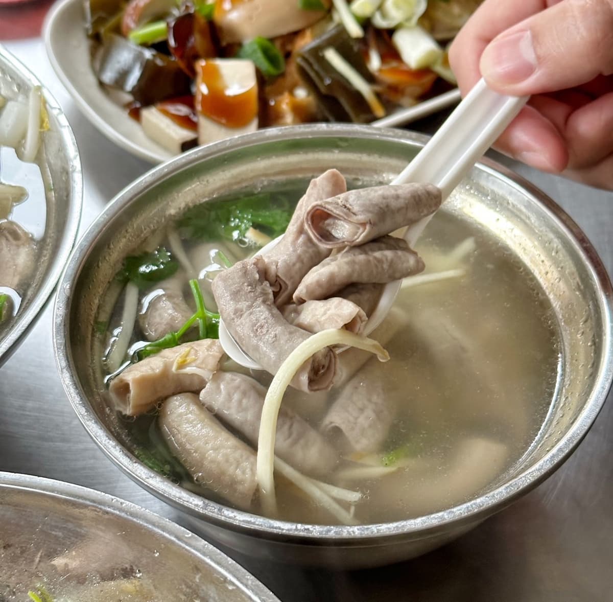 阿嬤怕你吃不飽!隱藏版「客家豬雜麵」料多超大碗,70元銅板價就能吃到撐 阿嬤怕你吃不飽!隱藏版「客家豬雜麵」料多超大碗,70元銅板價就能吃到撐