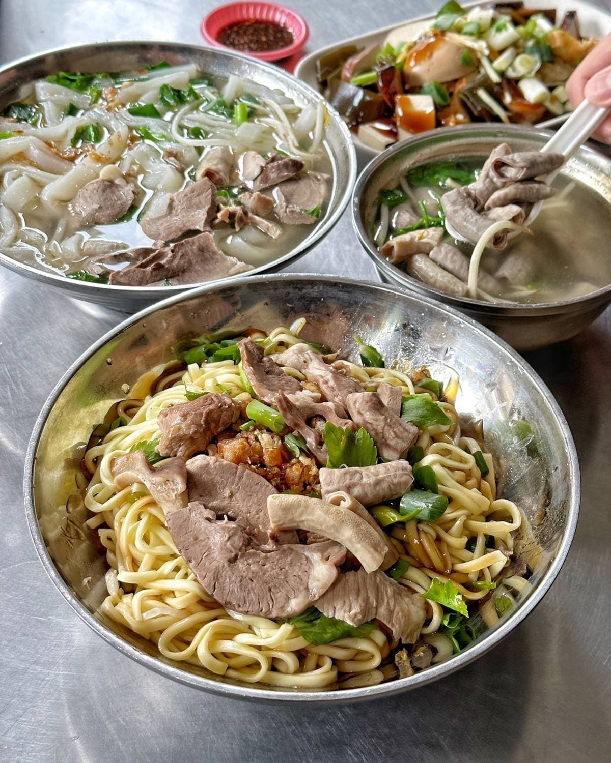 阿嬤怕你吃不飽!隱藏版「客家豬雜麵」料多超大碗,70元銅板價就能吃到撐 阿嬤怕你吃不飽!隱藏版「客家豬雜麵」料多超大碗,70元銅板價就能吃到撐