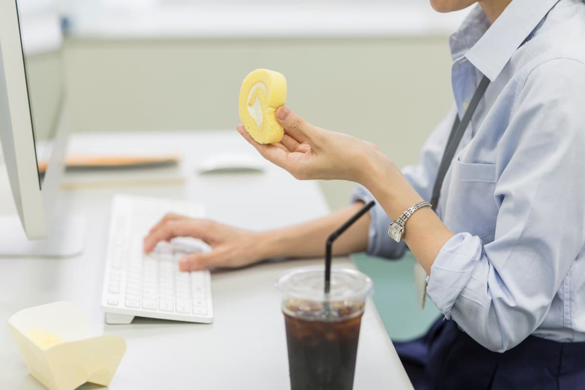 上班這樣吃午餐?小心「便當配電腦」、一群同事邊聊邊吃,你會「愈吃愈肥」 上班這樣吃午餐?小心「便當配電腦」、一群同事邊聊邊吃,你會「愈吃愈肥」