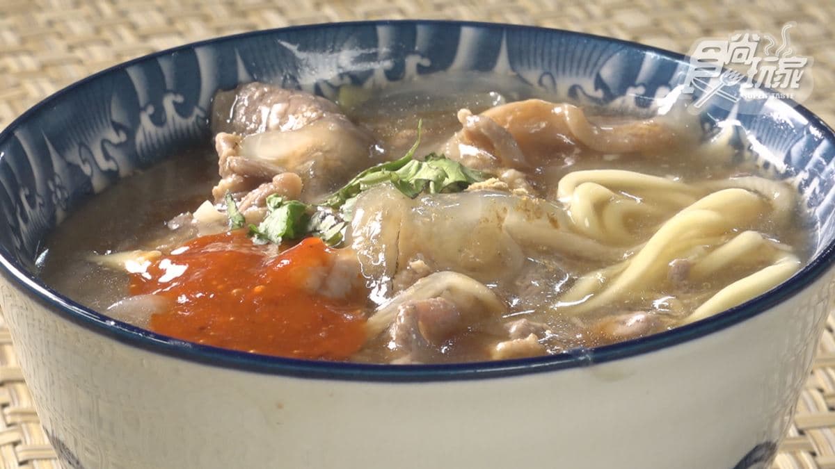 彰化逛夜市必吃!大火現炒「老牌鴨肉羹」鍋氣十足,鴨骨+筍絲熬湯滑順鮮甜