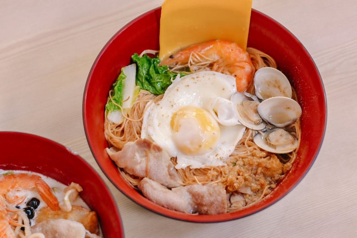 勇者快挑戰!超狂「珍奶鍋燒麵」藏身新莊早餐店,大骨湯底+鮮奶激似豚骨味 勇者快挑戰!超狂「珍奶鍋燒麵」藏身新莊早餐店,大骨湯底+鮮奶激似豚骨味