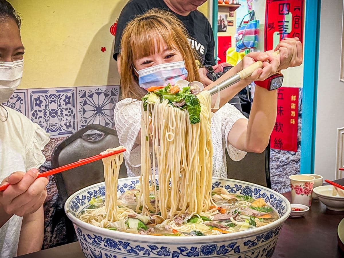 74元飽到求饒!全台最狂「14公斤巨無霸碗公麵」10人吃不完,塞爆配料不手軟 74元飽到求饒!全台最狂「14公斤巨無霸碗公麵」10人吃不完,塞爆配料不手軟