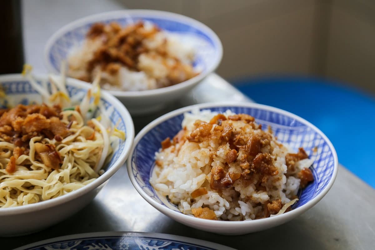 肉燥飯15元太佛心!台南市場「隱藏版小吃」在地人都愛,30元鹹香乾麵也必點 肉燥飯15元太佛心!台南市場「隱藏版小吃」在地人都愛,30元鹹香乾麵也必點