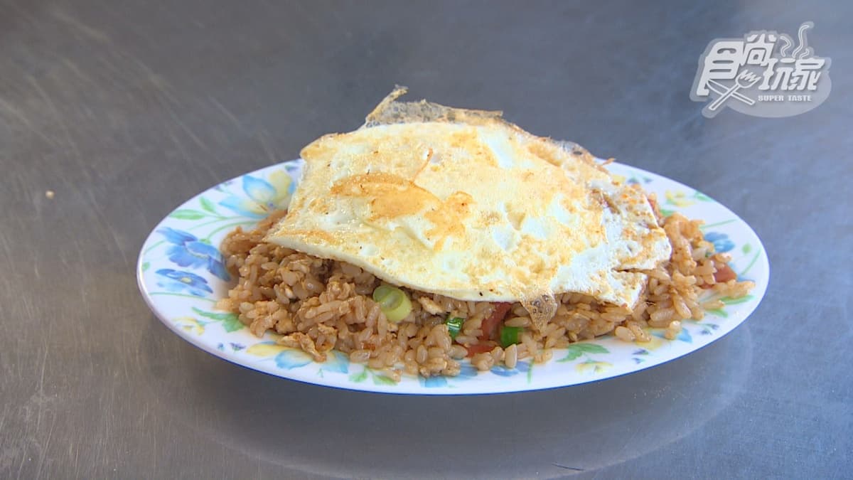 東港美食攻略!14家精選:黑鮪魚生魚片、平價海鮮餐廳、滿料飯湯 火腿蛋炒飯不是走重鹹口味,吃起來有醬油的甜味。