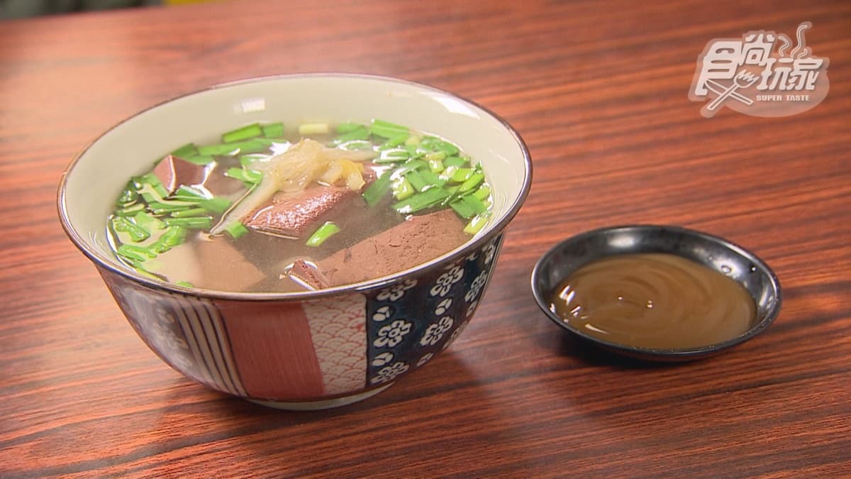 屏東小吃推薦!12家在地特色與隱藏美食,潮州牛肉麵、東港肉圓必吃清單 豬血湯喝起來很清甜,加了酸菜更提味。