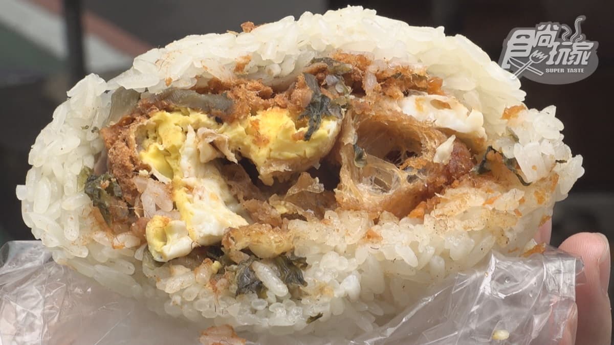 台北最強巨無霸飯糰!內夾蔥油餅吃1顆飽1天,加飯不加價CP值破表