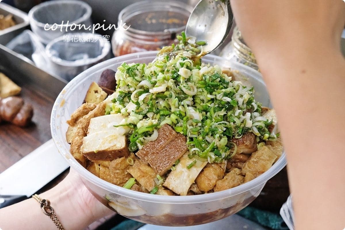 加爆蒜苗太過癮!台中超夯「餐車滷豆干」錯過等7天,全素也有香菜版太貼心 加爆蒜苗太過癮!台中超夯「餐車滷豆干」錯過等7天,全素也有香菜版太貼心