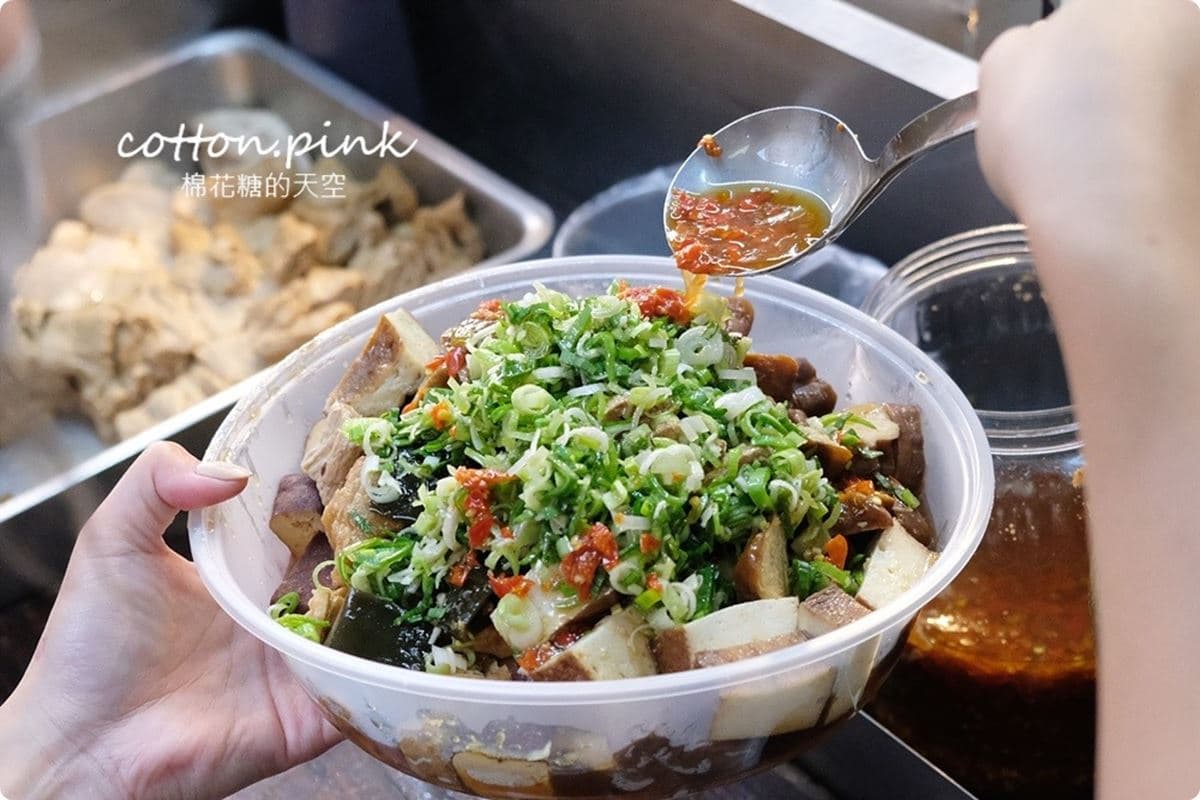 加爆蒜苗太過癮!台中超夯「餐車滷豆干」錯過等7天,全素也有香菜版太貼心 加爆蒜苗太過癮!台中超夯「餐車滷豆干」錯過等7天,全素也有香菜版太貼心