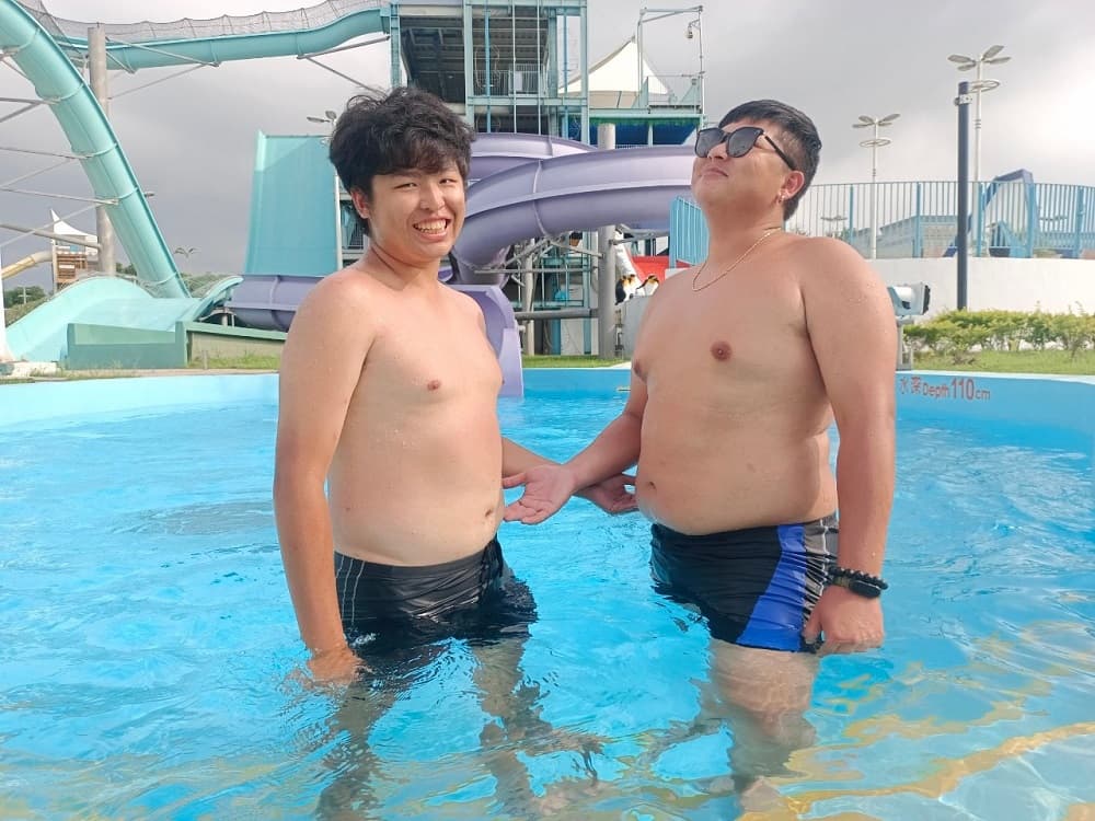 捏出「鮪魚肚」入園399元!六福村水樂園鮪魚季回歸,比基尼、藍白拖人半價玩 捏出「鮪魚肚」入園399元!六福村水樂園鮪魚季回歸,比基尼、藍白拖人半價玩
