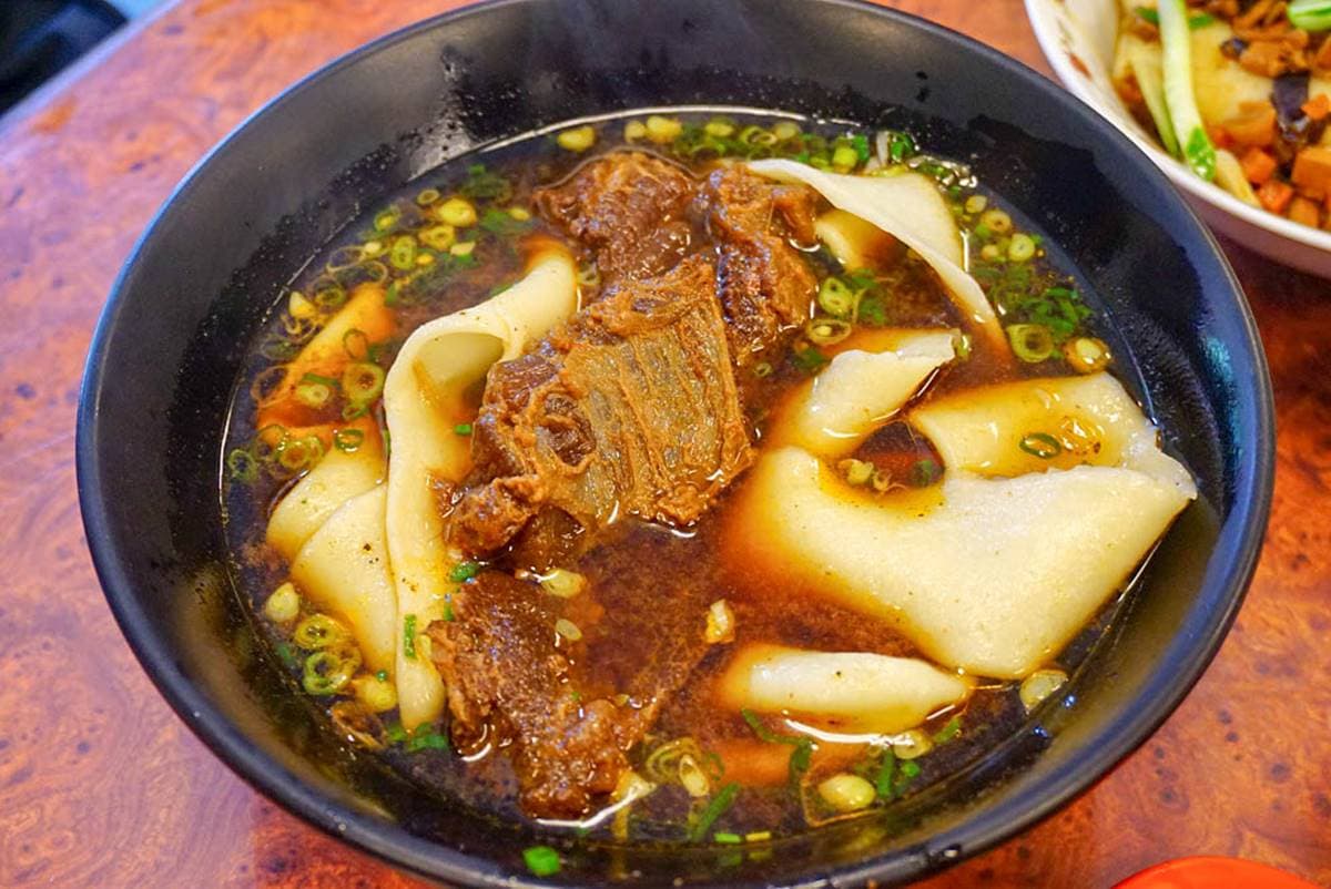 地表最寬麵條!超人氣「浮誇皮帶麵」比腰帶還粗,每碗僅1條吃完就飽 地表最寬麵條!超人氣「浮誇皮帶麵」比腰帶還粗,每碗僅1條吃完就飽