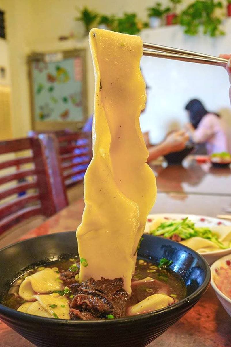 地表最寬麵條!超人氣「浮誇皮帶麵」比腰帶還粗,每碗僅1條吃完就飽 地表最寬麵條!超人氣「浮誇皮帶麵」比腰帶還粗,每碗僅1條吃完就飽