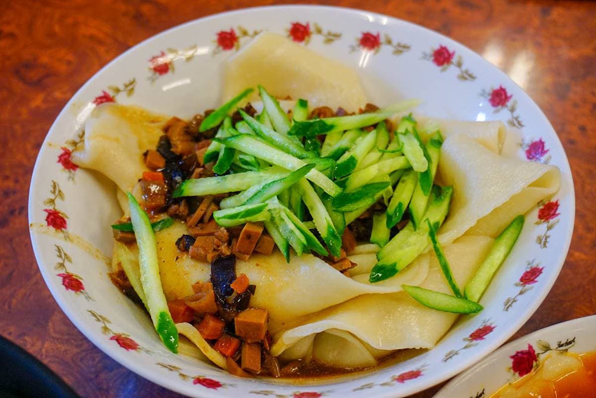 地表最寬麵條!超人氣「浮誇皮帶麵」比腰帶還粗,每碗僅1條吃完就飽 地表最寬麵條!超人氣「浮誇皮帶麵」比腰帶還粗,每碗僅1條吃完就飽