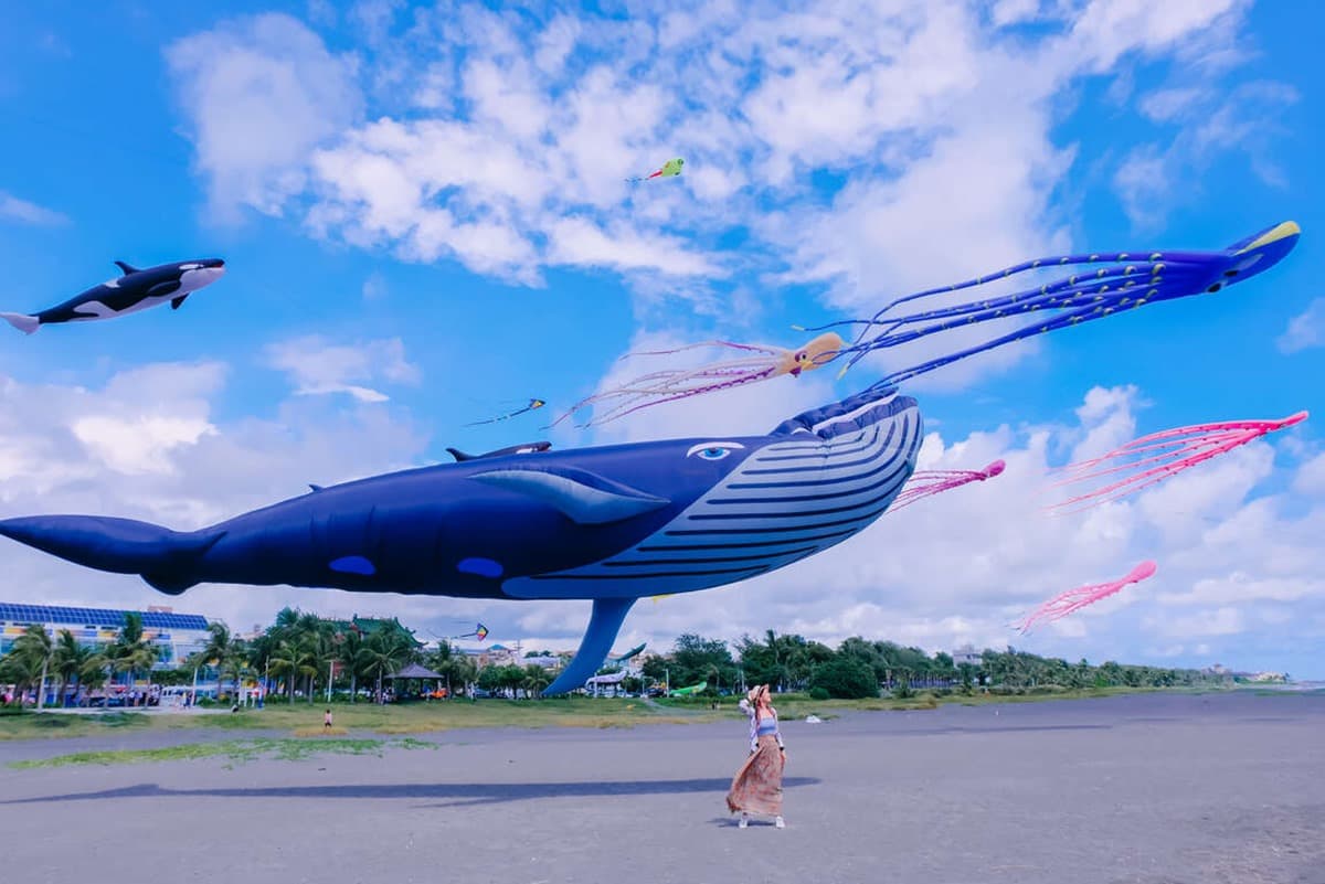 2023旗津風箏節「這6天」登場!大鯨魚、夜光神龍飛上天,免費玩氣墊水樂園 2023旗津風箏節「這6天」登場!大鯨魚、夜光神龍飛上天,免費玩氣墊水樂園