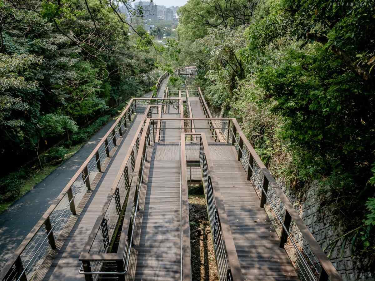 桃園人避暑首選!6條超好走私房步道:夢幻水母廊道、台灣小百岳、瀑布祕境 桃園景點推薦避暑的「忠烈祠步道」,連接桃園神社和忠烈祠,適合全家走走。