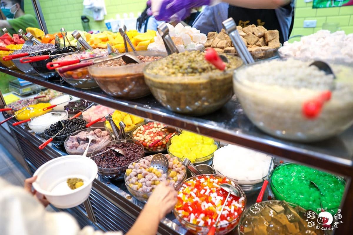 自助吧任你夾到爽!40年老牌冰店桃園人瘋排,每年只賣6個月、還坐擁3店面 自助吧任你夾到爽!40年老牌冰店桃園人瘋排,每年只賣6個月、還坐擁3店面