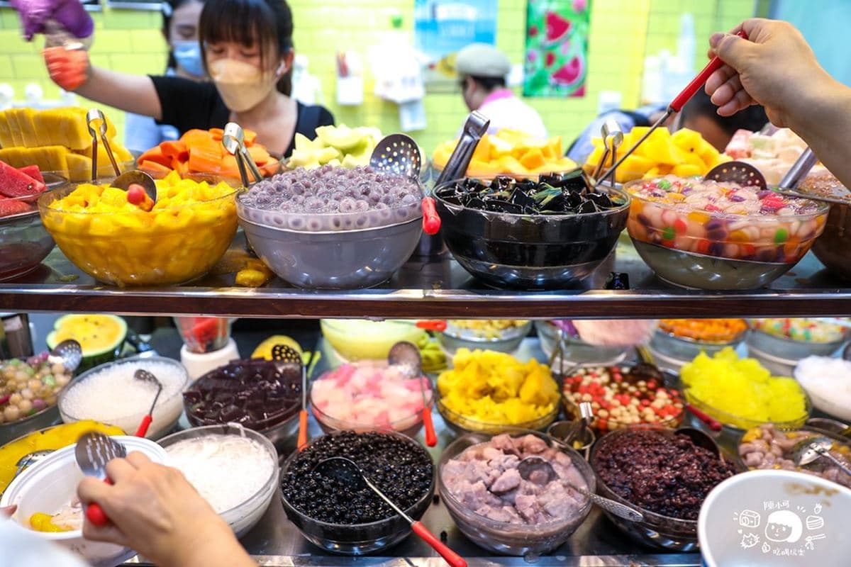 自助吧任你夾到爽!40年老牌冰店桃園人瘋排,每年只賣6個月、還坐擁3店面 自助吧任你夾到爽!40年老牌冰店桃園人瘋排,每年只賣6個月、還坐擁3店面