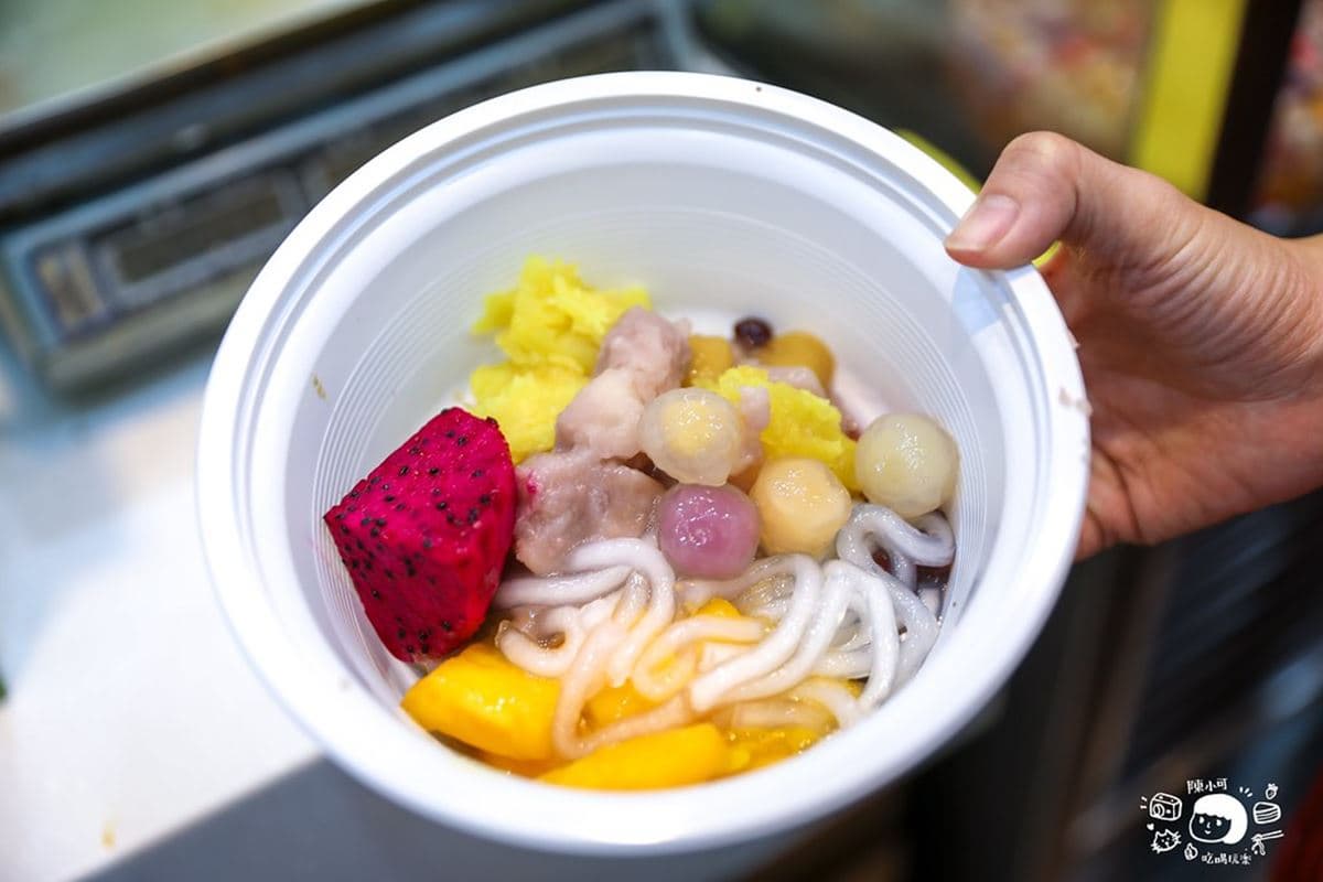 自助吧任你夾到爽!40年老牌冰店桃園人瘋排,每年只賣6個月、還坐擁3店面 自助吧任你夾到爽!40年老牌冰店桃園人瘋排,每年只賣6個月、還坐擁3店面