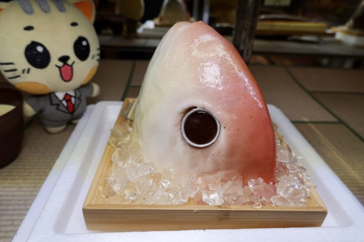 麵包店驚見巨大魚頭!超擬真「鮭魚蛋糕」隱身傳奇名店,壽司、茶碗蒸變甜點 麵包店驚見巨大魚頭!超擬真「鮭魚蛋糕」隱身傳奇名店,壽司、茶碗蒸變甜點