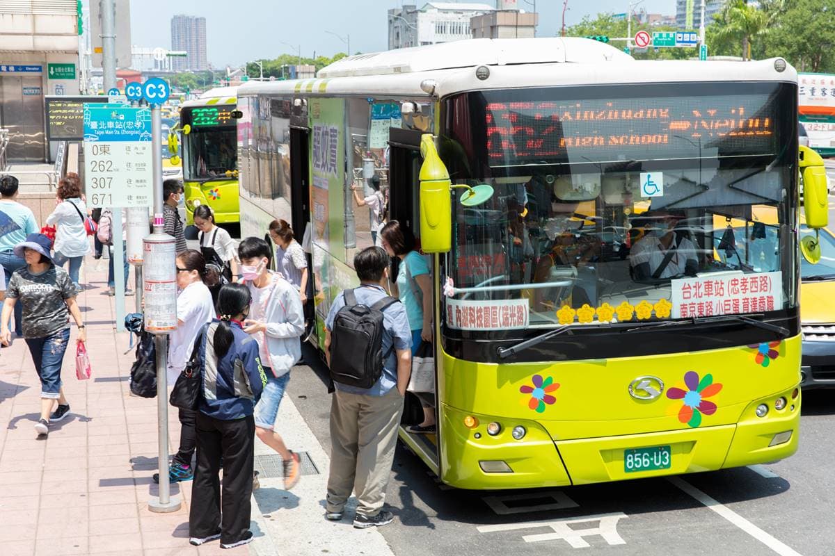 通勤族必看!搭公車、捷運「沒座位」超慘?專家教「這樣抓吊環」站久也不累 通勤族必看!搭公車、捷運「沒座位」超慘?專家教「這樣抓吊環」站久也不累