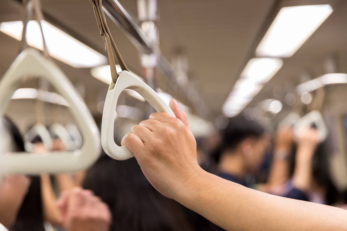 通勤族必看!搭公車、捷運「沒座位」超慘?專家教「這樣抓吊環」站久也不累 通勤族必看!搭公車、捷運「沒座位」超慘?專家教「這樣抓吊環」站久也不累