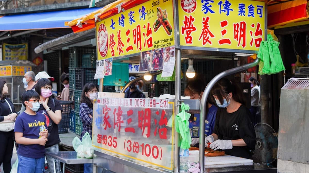 還沒開門就排爆!基隆最強「營養三明治」是這家,買3個只要100元太佛心 還沒開門就排爆!基隆最強「營養三明治」是這家,買3個只要100元太佛心