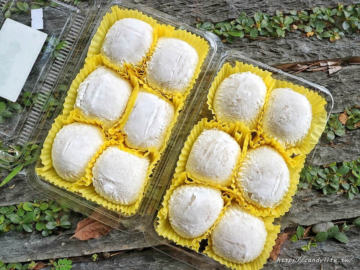 別只買太陽餅!台中15大最強伴手禮:全台唯一長崎蛋糕、蜜麻花、10元麻糬 台中伴手禮「 銘人堂手工麻糬」,將麻糬一剝開,內餡花生顆粒立刻爆出來。
