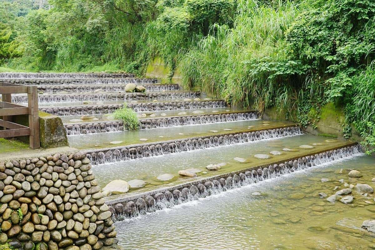地方媽媽都不想說!10大「免門票玩水祕境」:階梯式瀑布、馬路旁天然湧泉 地方媽媽都不想說!10大「免門票玩水祕境」:階梯式瀑布、馬路旁天然湧泉
