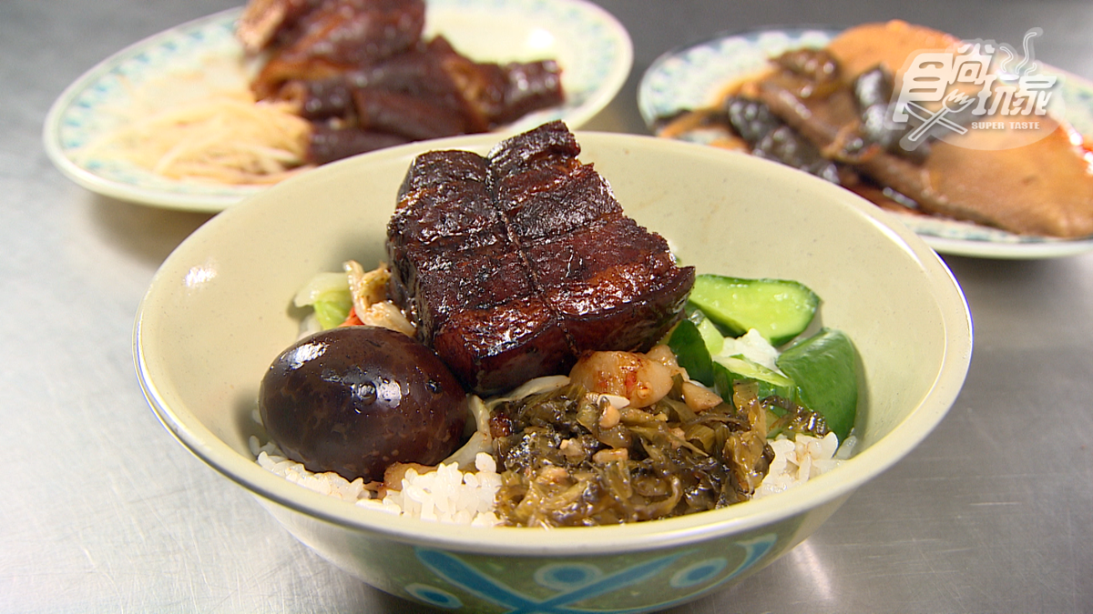 飄香超過70年!台北「黑金豬腳飯」皮Q肉嫩入口即化,老滷汁甜中帶鹹不膩口